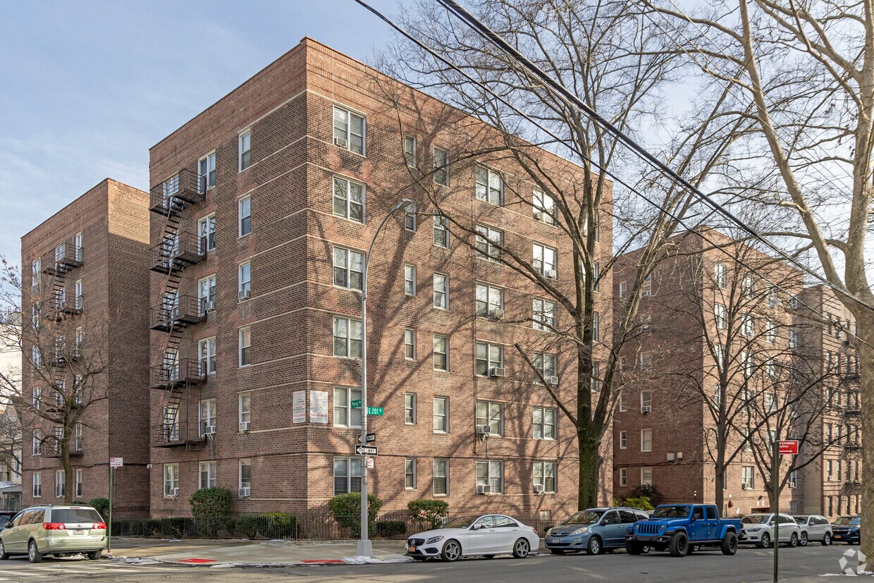 Primary Photo - 325 E 201st St