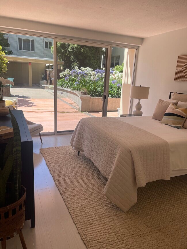 Master suite opening to courtyard - 1555 Lakeside Dr