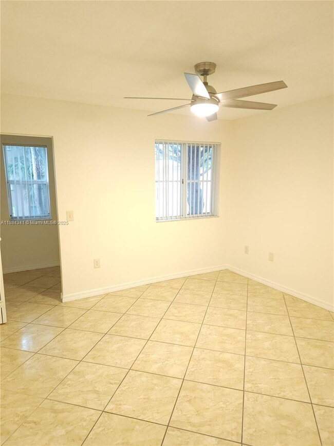 Foto del edificio - 2433 Centergate Dr