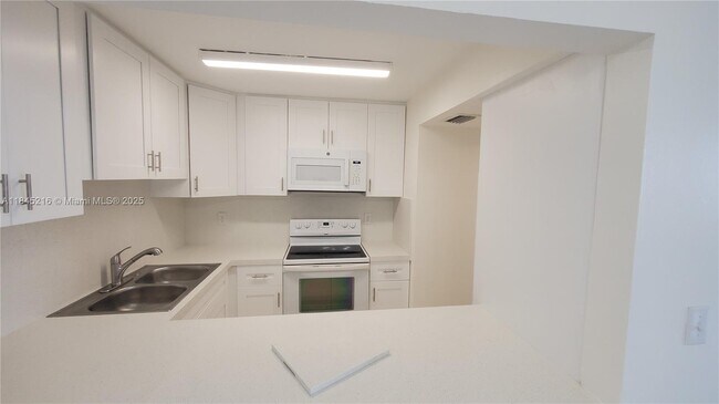 Foto del edificio - 8231 NW 8th St