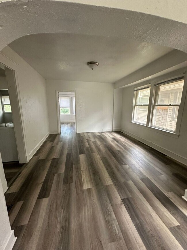 Building Photo - 4 bedroom 1.5 bath