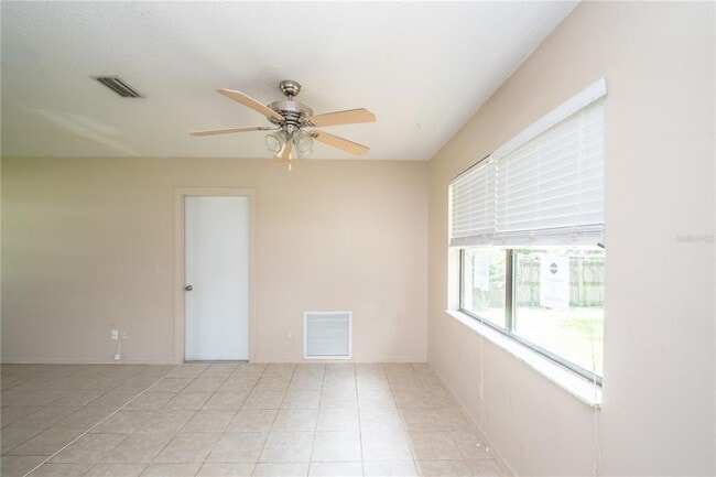 Foto del edificio - 27270 Warner Ave