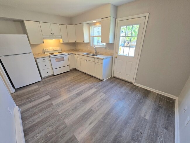 Building Photo - BEAUTIFUL TWO BEDROOM 1.5 BATHROOM APARTME...