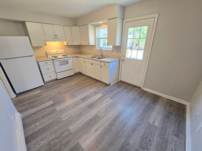 Foto del edificio - BEAUTIFUL TWO BEDROOM 1.5 BATHROOM APARTME...