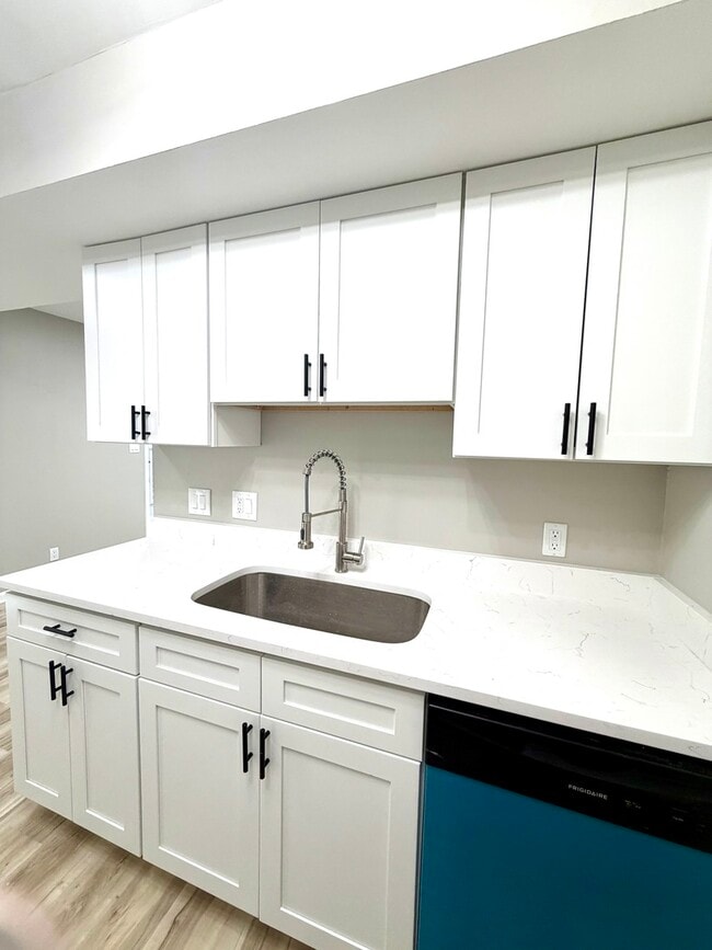 Building Photo - 2338 Carnation Dr