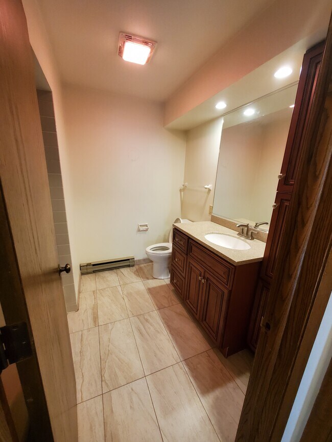 Baño principal - 617 Michigan Ave