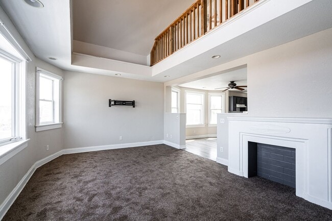 Building Photo - Beautiful 3 Bedroom + Den 2 Full Bath Uppe...