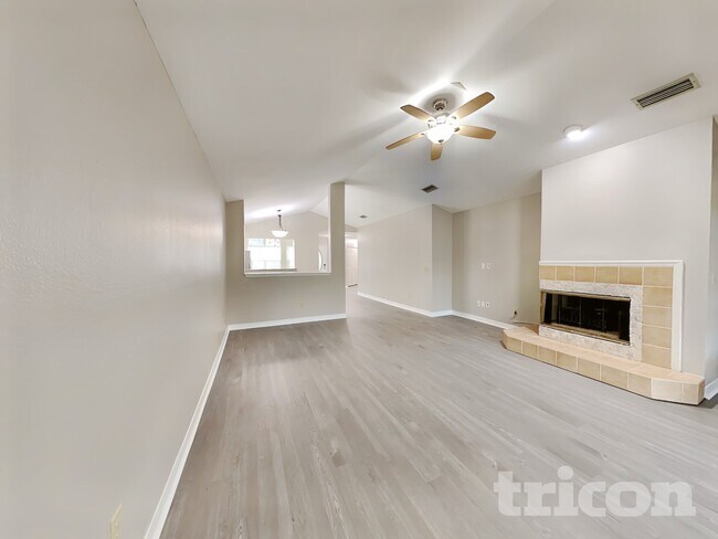 Foto del edificio - 104 Bay Hill Ct