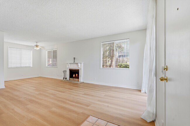 Foto del edificio - 13901 Olive View Ln