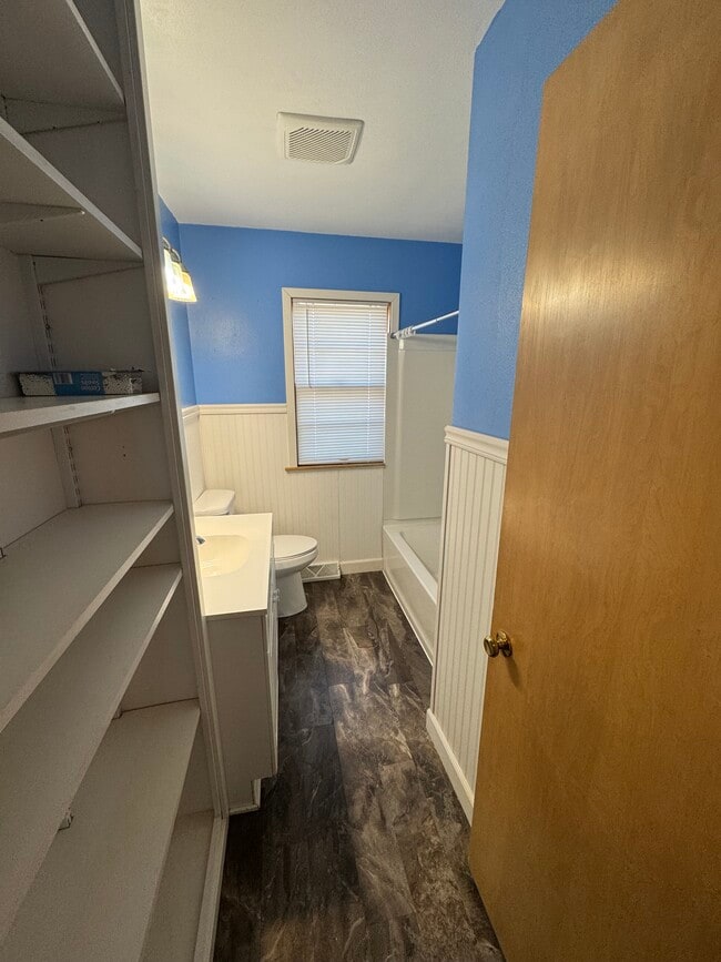 Building Photo - 817 W 4th St