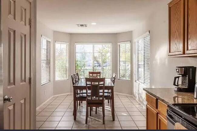 Foto del edificio - 2821 N 107th Dr