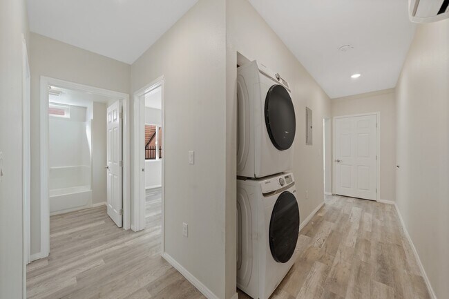 Foto del edificio - 328 W 51st St