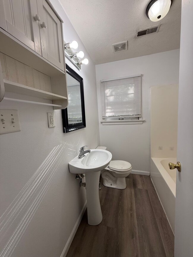 Building Photo - Charming 3 Bedroom 1 Bath Home AVAILABLE NOW!!