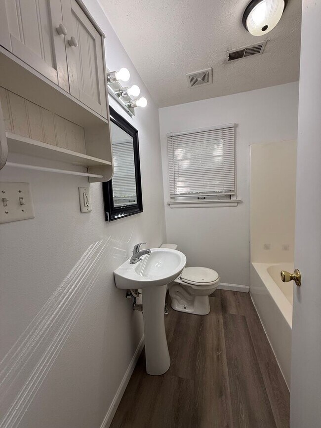 Foto del edificio - Charming 3 Bedroom 1 Bath Home AVAILABLE NOW!!