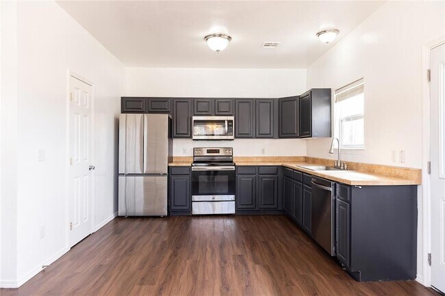 Foto del edificio - 915 E Perkins Ave