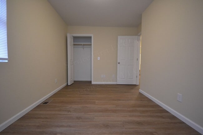Building Photo - Spacious 3 Bed, 1.5 Bath Fourplex Unit in Buffalo, MO
