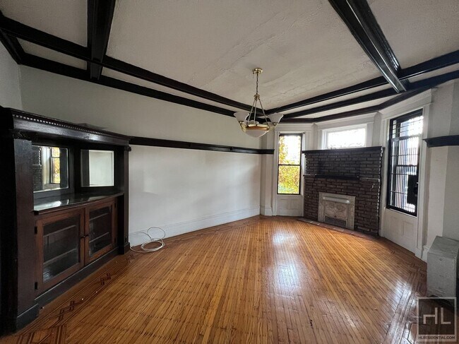 Building Photo - Spacious 3 bedroom/1 Bathroom apt availabl...