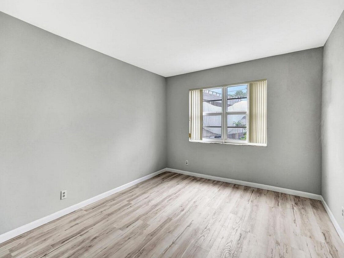 Foto principal - 200 S Birch Rd