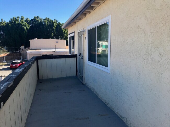 Building Photo - 1043 N Lilac Ave