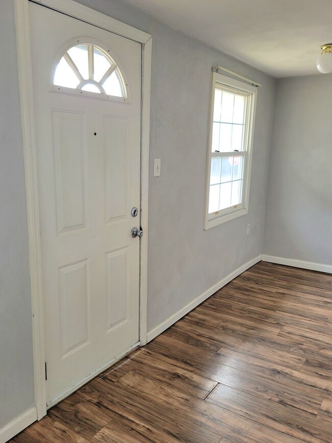 Building Photo - Updated and rent ready...450 Hamilton, Woo...