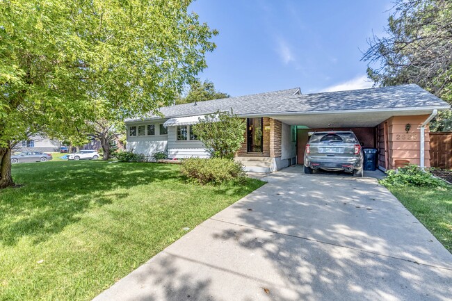 Building Photo - 2625 Assiniboine Cres