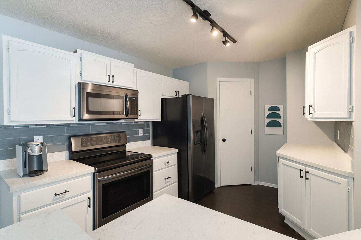 Foto principal - Rare and Beautifully Updated Townhome in a...