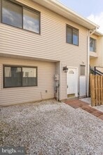 Building Photo - 8708 Village Square Dr