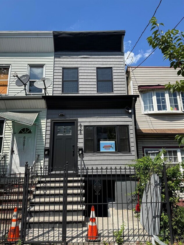 Foto principal - 628 Bramhall Ave