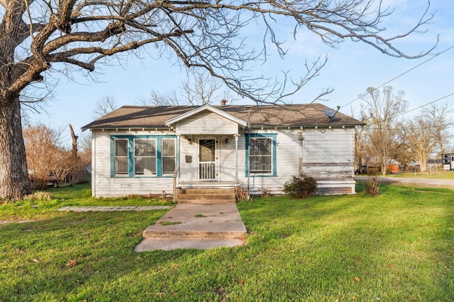 Building Photo - 211 E Navasota St