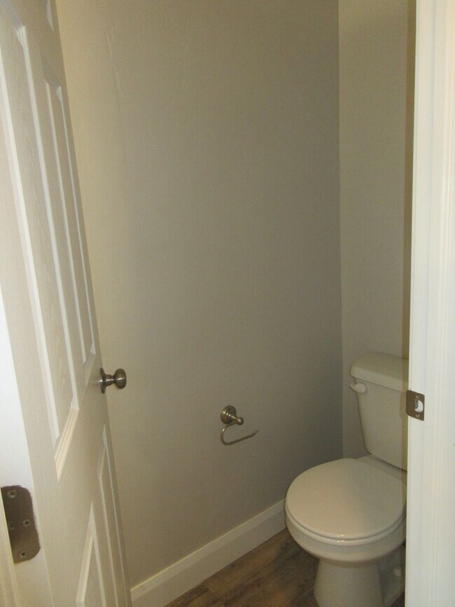 Building Photo - 3 bed -2.5 bath - Newer townhome in the he...
