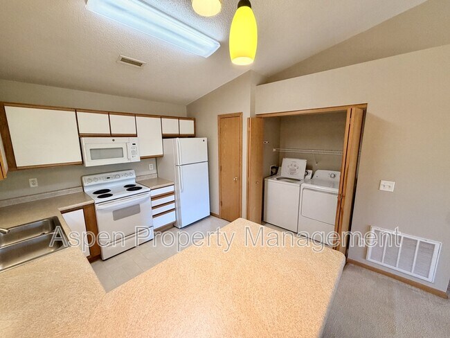 Foto del edificio - 2825 Triple Crown Ln