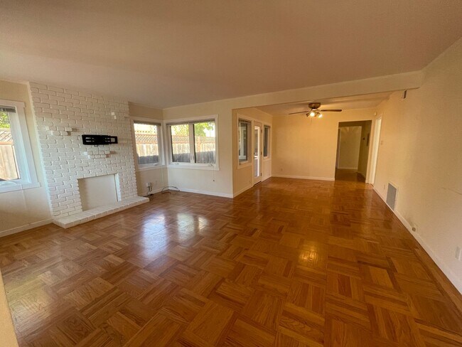 Foto del edificio - Beautiful natural light filled single fami...