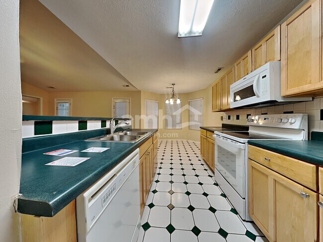 Foto del edificio - 682 Whippoorwill Dr