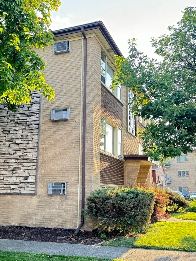 Foto principal - 7901 W Grand Ave