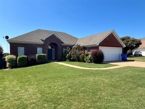 Building Photo - 613 Castle Brook Dr