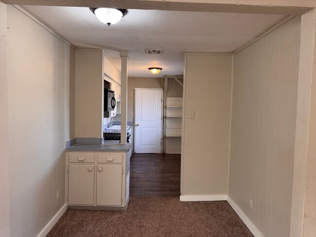 Foto del edificio - 3 bed, 1 bath home for rent in Moore near Santa Fe and NW 27th Street, New paint, and flooring!