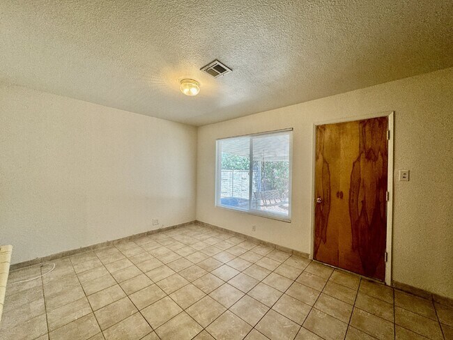 Foto del edificio - Charming 4-bdrm, 2 ba home centrally locat...