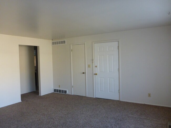 Foto del edificio - 545 Stringham Ave