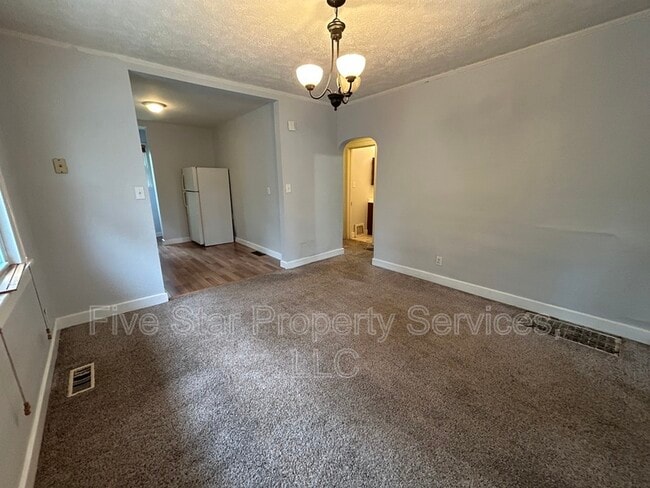 Building Photo - 207 E Spruce St
