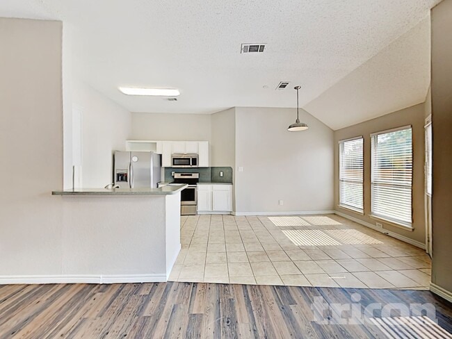 Building Photo - 228 Willow Creek Dr