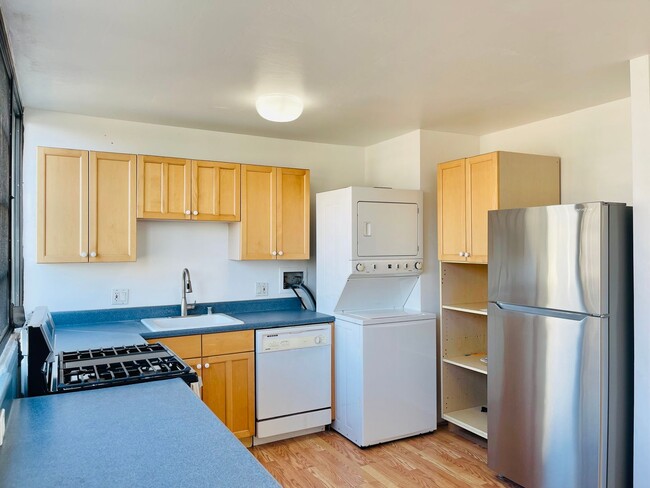 Building Photo - READY TO MOVE IN 3 BED, 2 BATH, 1 PARKING ...