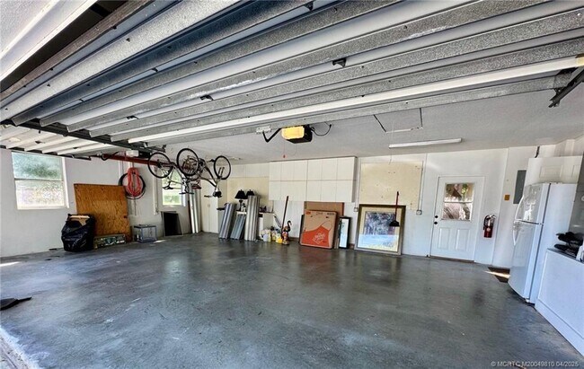 Foto del edificio - 4881 SW Lake Grove Cir