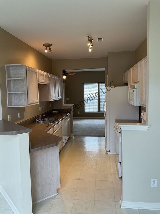 Foto del edificio - This beautiful brick, move-in-ready townho...