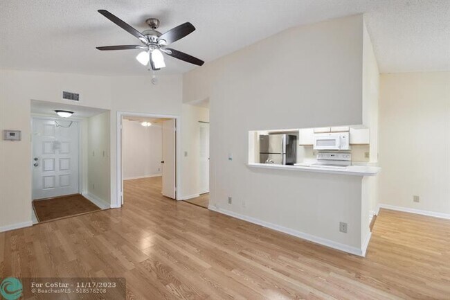 Building Photo - 9855 Westview Dr