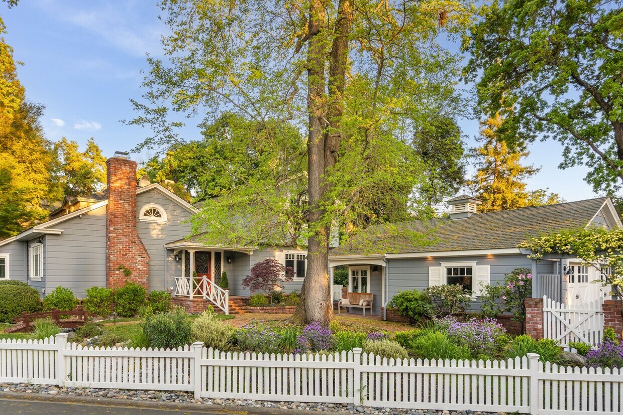 Foto principal - Beautiful 2 story home in desirable Diablo...