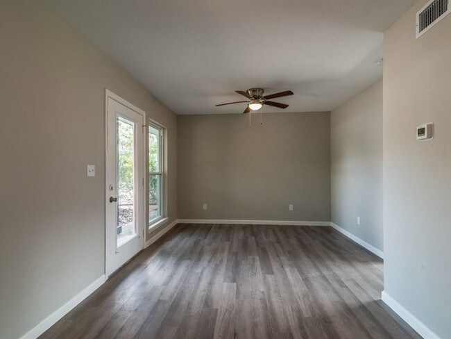 Foto del edificio - 1819 Cove Park Dr