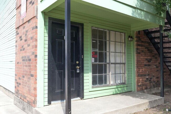 Building Photo - 2221 Stella St