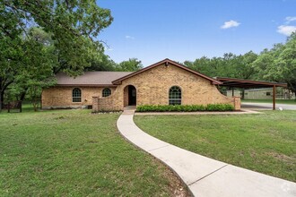 Building Photo - 203 Serenada Dr