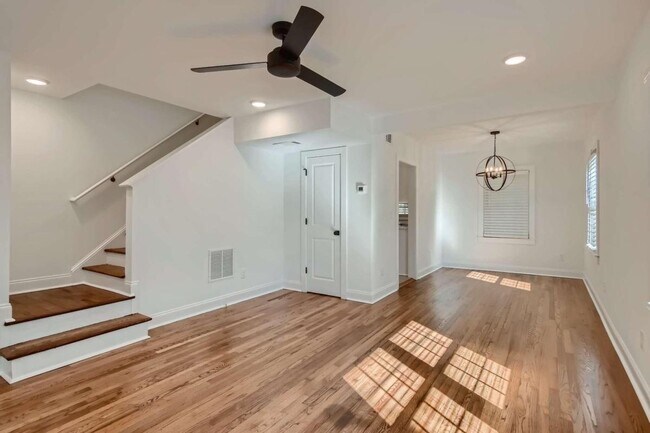 Building Photo - 402 S Columbia Dr