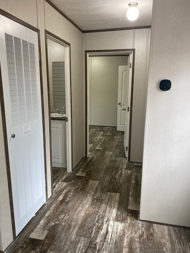 Building Photo - Beautiful 2 Bedroom 1 Bath Home/ Tax Refun...